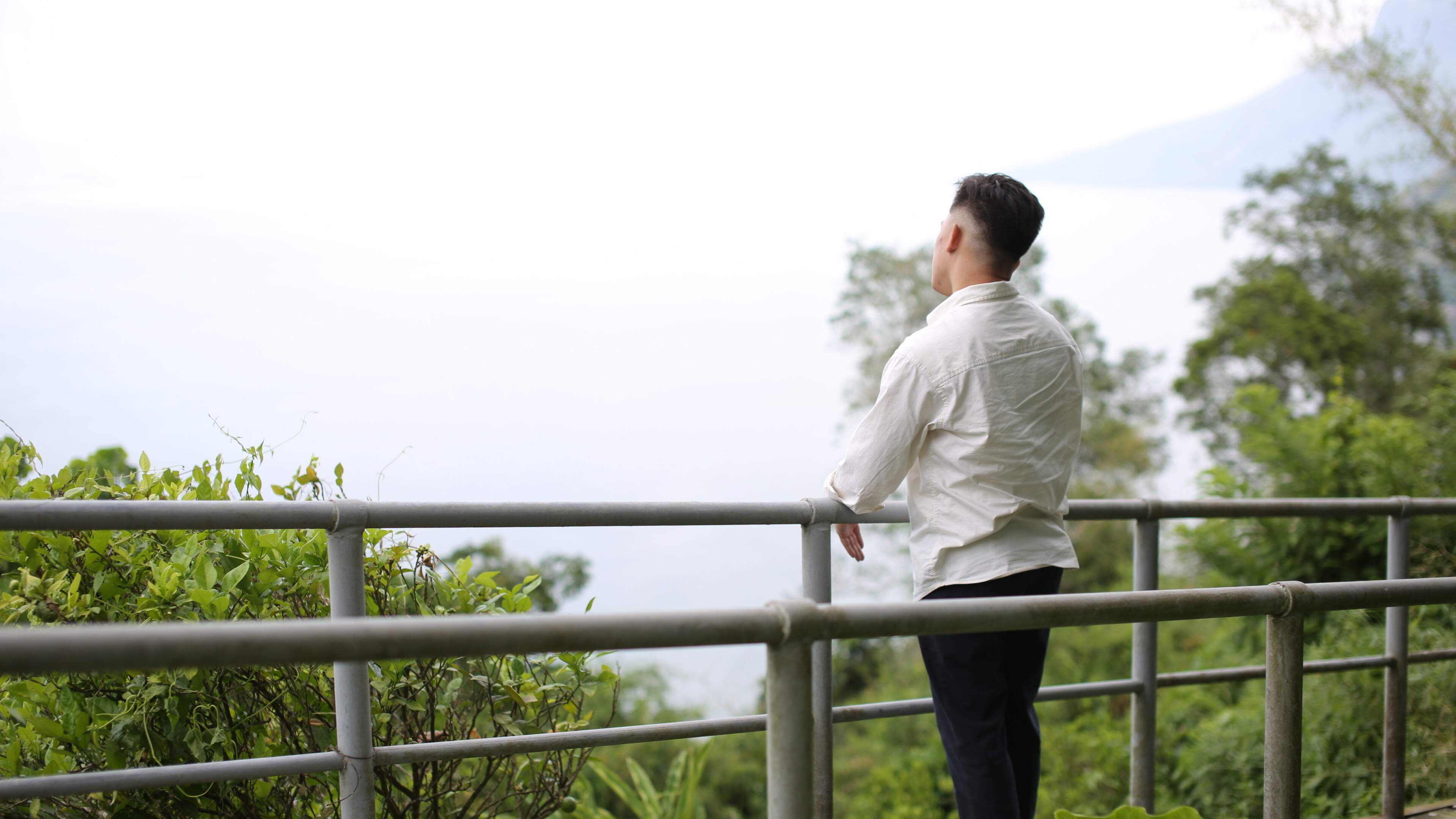 Mark (29) werd als kind jaren seksueel misbruikt, terwijl pedofielen online opdrachten gaven: ’Ik hoop dat ze levenslang krijgen’